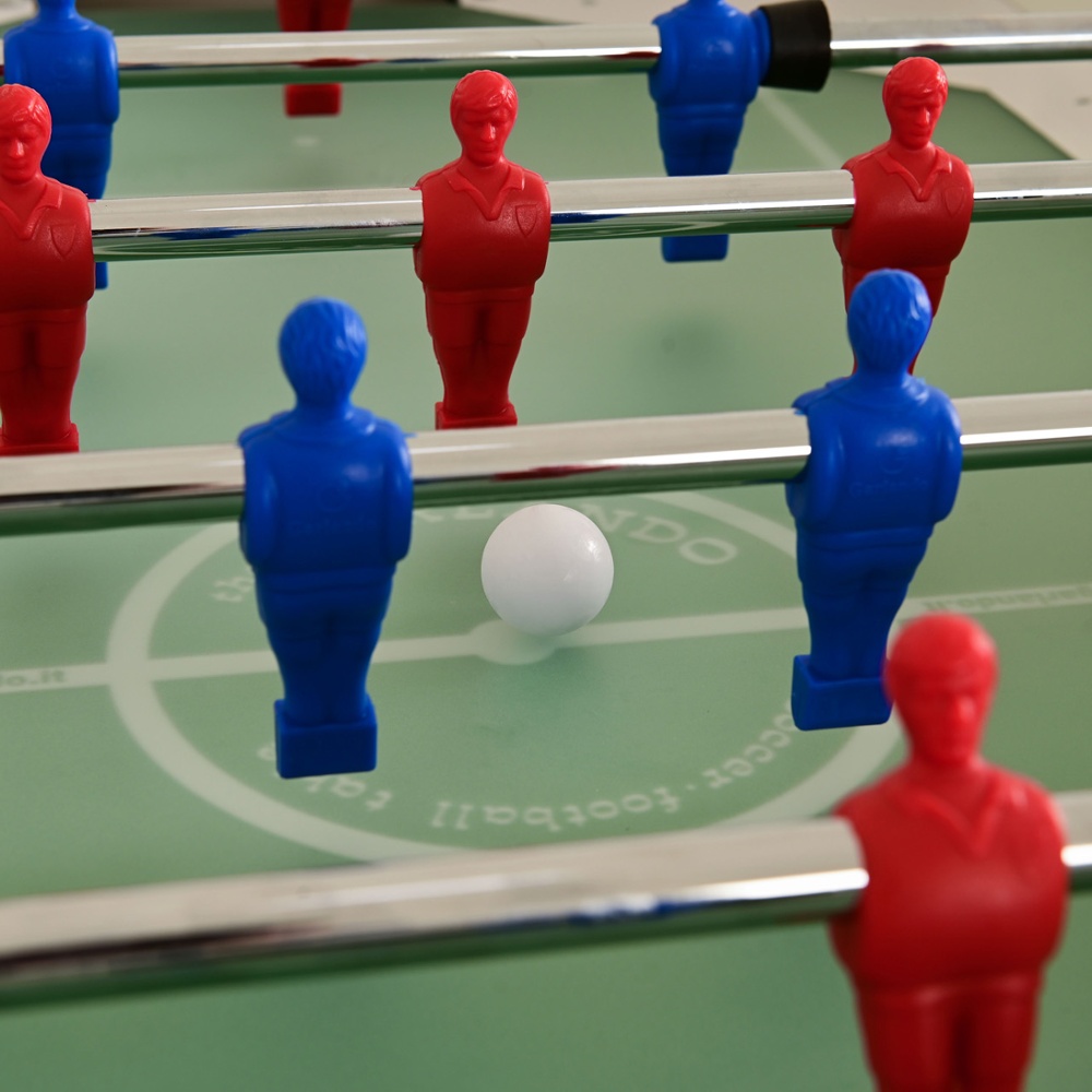 Playing field in non-reflective